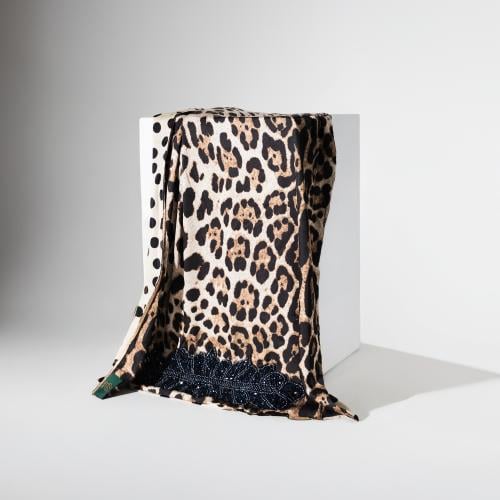 سكارف حرير مطعّم بالكرستال الفاخر دبل فيس