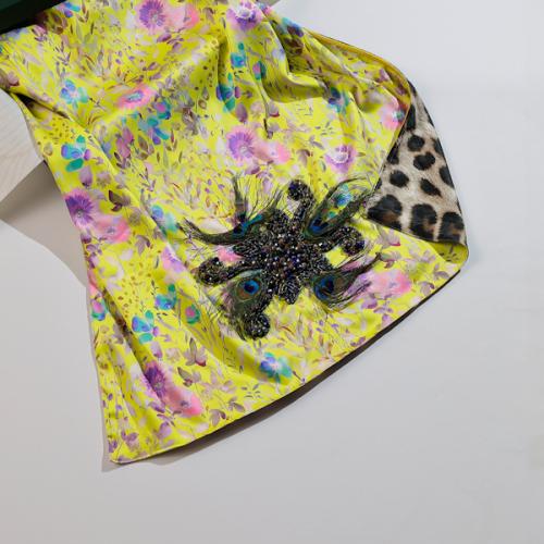 سكارف حرير مطعّم بالكرستال الفاخر دبل فيس