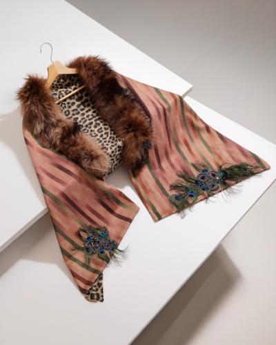 سكارف شامواه الثقيل مع فرو  مطعّم بالكرستال الفاخر دبل فيس