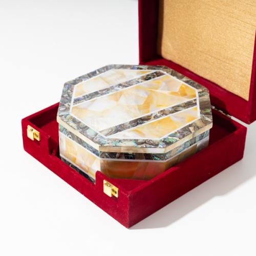 صندوق ثقيل من الرخام الملون الفاخر ملبّس داخليا بالستان الذهبي