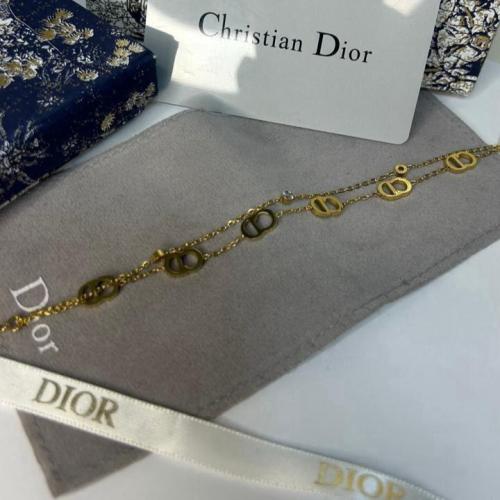 سوار ماركة Dior مع الملحقات