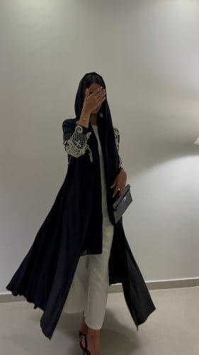 عباية مع كسر في الخلف وشك يدوي