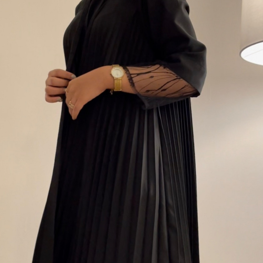 متوفر منها الابيض و الاسود و الكحلي