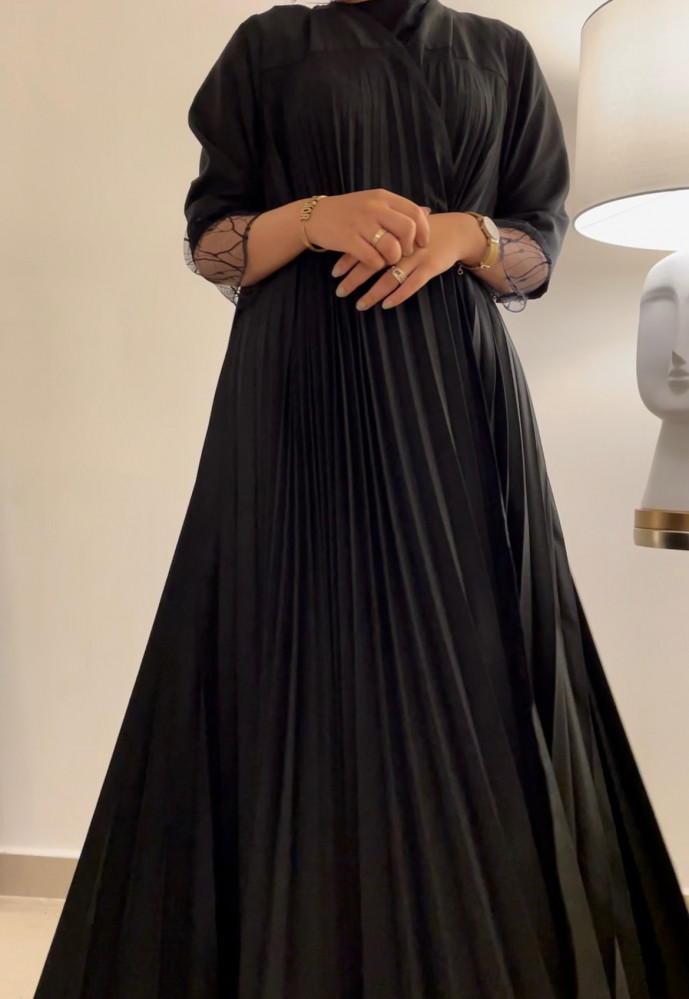 متوفر منها الابيض و الاسود و الكحلي