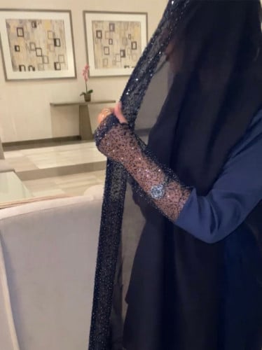 عباية بتطريز في الاكمام و الطرحه