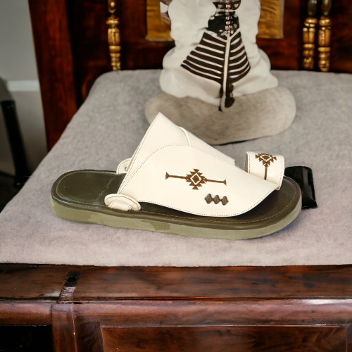 حذاء شرقى ولادى كبير ابيض تنسيق زيتونى