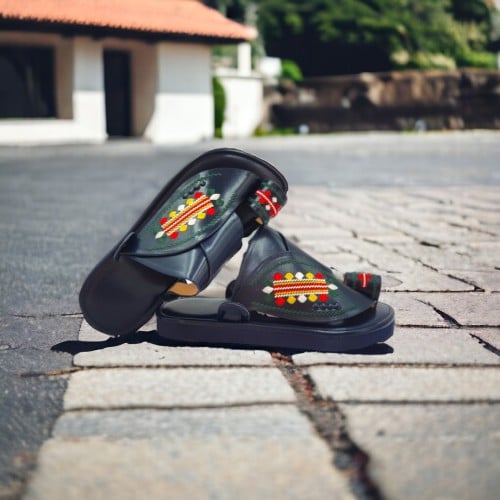 حذاء مطرز شرقي - لون مميز