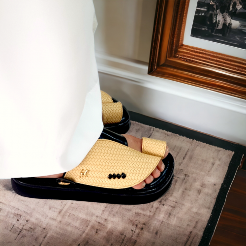 حذاء شرقي - بيج نقش مجدول وسط