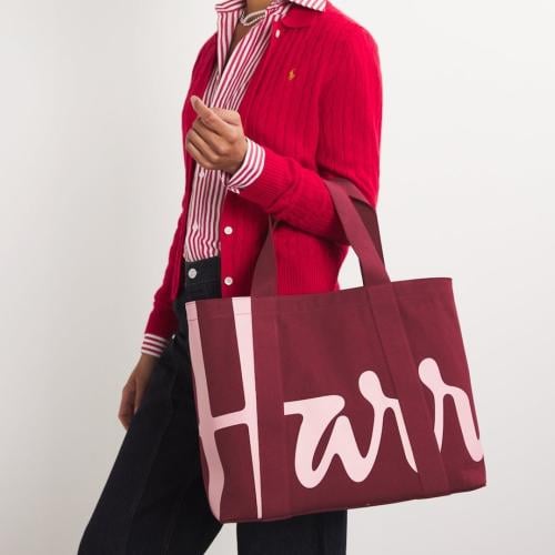 كيس عنابي وسط هارودز Harrods