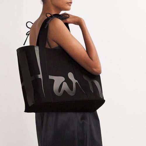 كيس اسود وسط هارودز Harrods