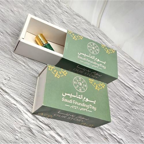علبة كرتونية بشعار وهوية يوم التأسيس - لون أخضر در...