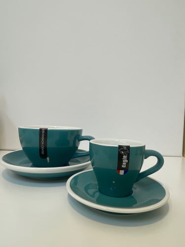 اكوب اسبرسو مع الصحن فيروزي.