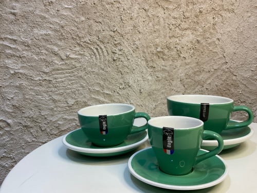 اكوب اسبرسو مع صحن اخضر.