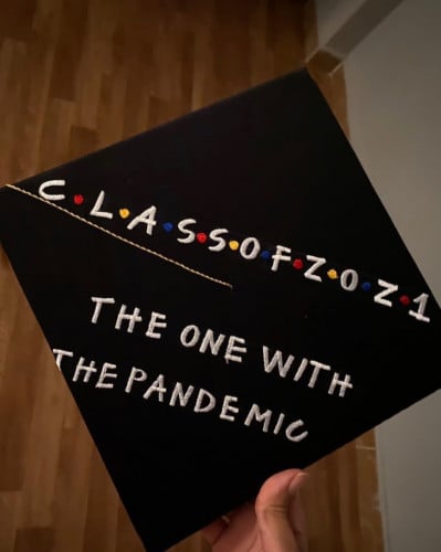 قبعة تخرج بتصميم Friends