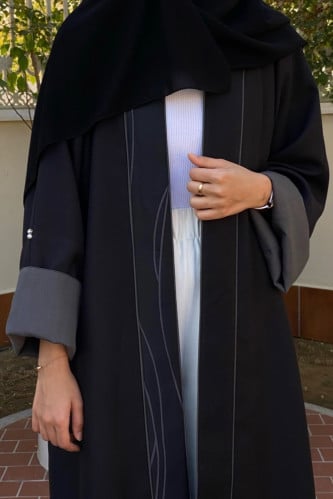 عباية باللون الاسود والرمادي