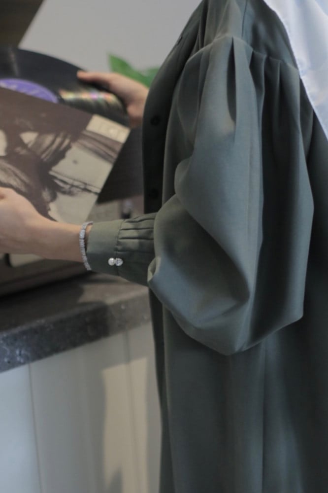 عباية باللون الزيتي