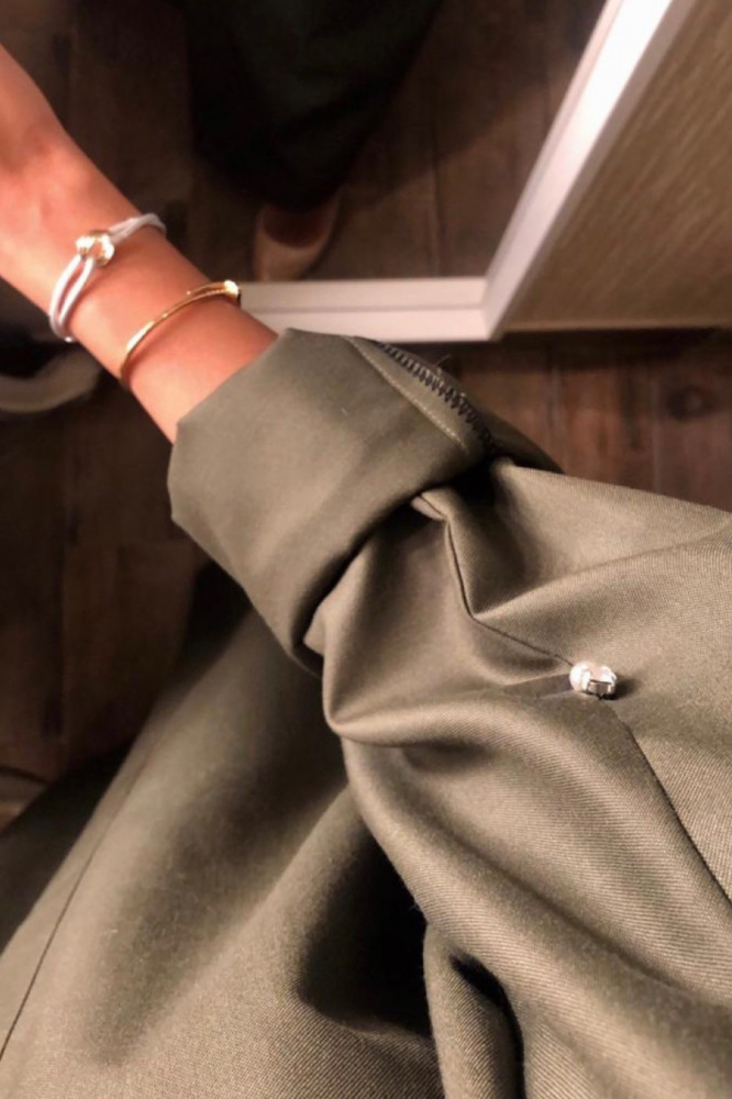 عباية باللون الزيتي