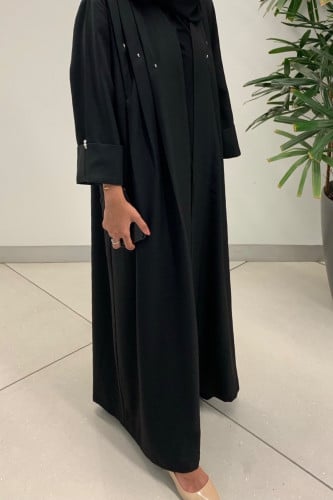 عباية باللون الأسود