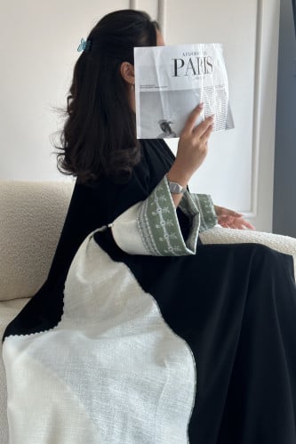 عباية باللون الأسود