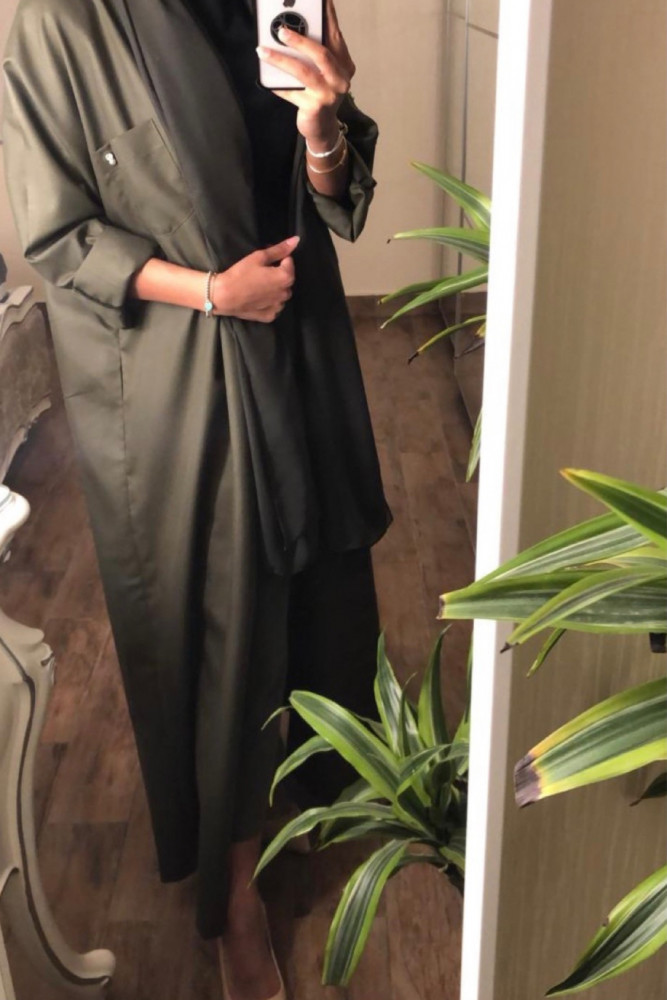 عباية باللون الزيتي
