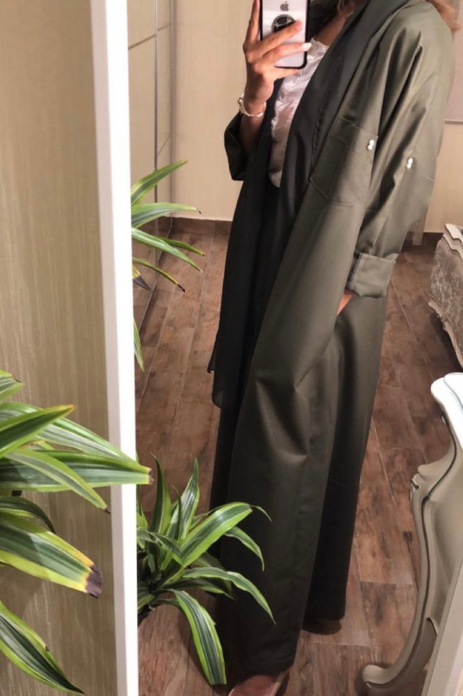 عباية باللون الزيتي