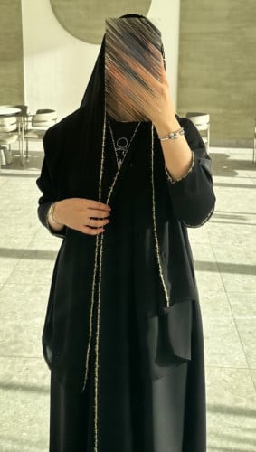 # 366 عباية سوداء بطرف ذهبي