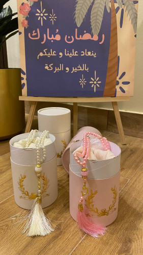 سجادة ومسبحة