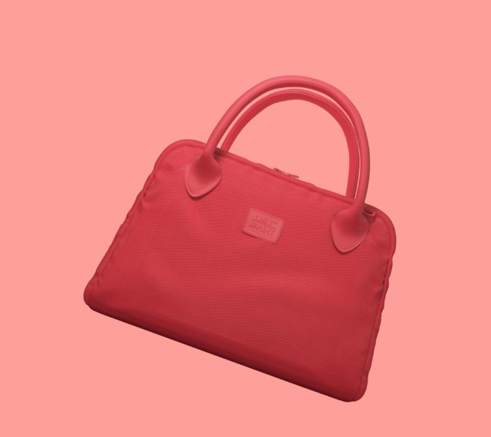 حقيبة يد رياضية من BANDE A PART  العالمية -  أنيقة وعملية، تطورت من تصميمها الأصلي كحقيبة رياضية  إلى قطعة أساسية في عالم الموضة - مقاس صغير