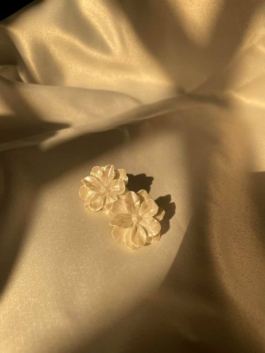 قرط الزهرة البيضاء