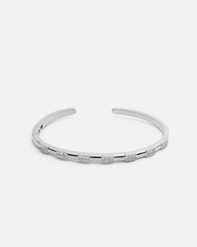 اسوارة بتصميم ناعم باللون الفضي