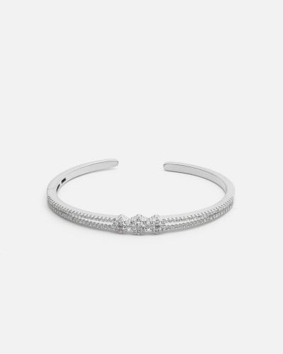 اسوارة نسائية بتصميم عصري بلون فضي