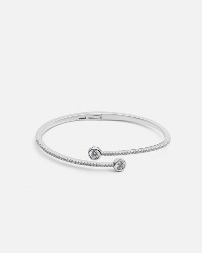 اسوارة نسائية بتصميم أنيق بلون فضي