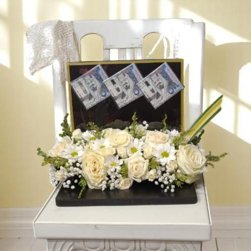 قاعدة بخلفية زجاجية بالورد الطبيعي .