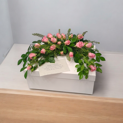 علبة بيضاء مع ورود