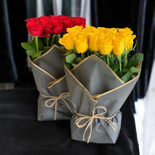 ورد بقاعدة مغلفة .