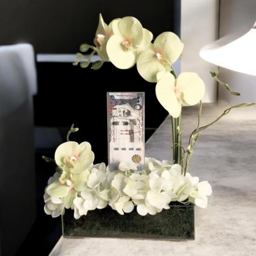 علبة إكريليك بالورود الصناعية