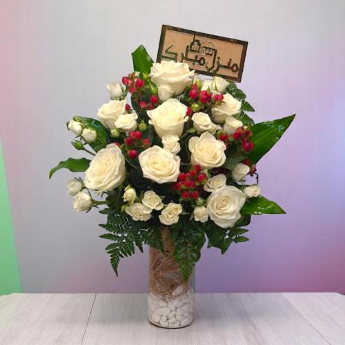 فازة ورد طبعي مع مبلغ مالي للمنزل الجديد