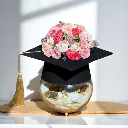 فازة ورد وشكلاته قبعة تخرج