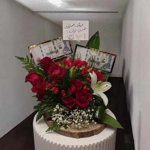 بوكية ورد على قاعدة مع ظرف و تغريسة اكريلك