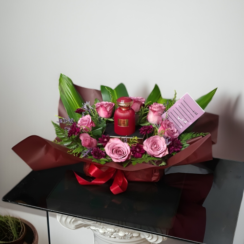 عطر فلورا flora مع باقة ورد طبيعي .
