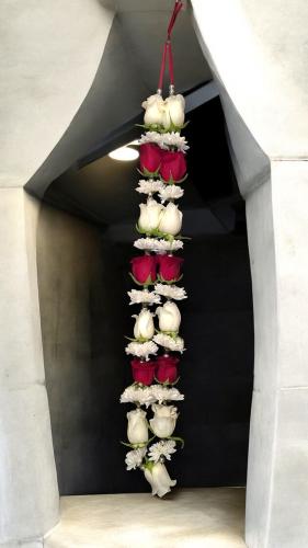 عقد ورد جوري و كريز طويل