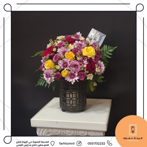 باقة ورد طبيعي على شمعدان .