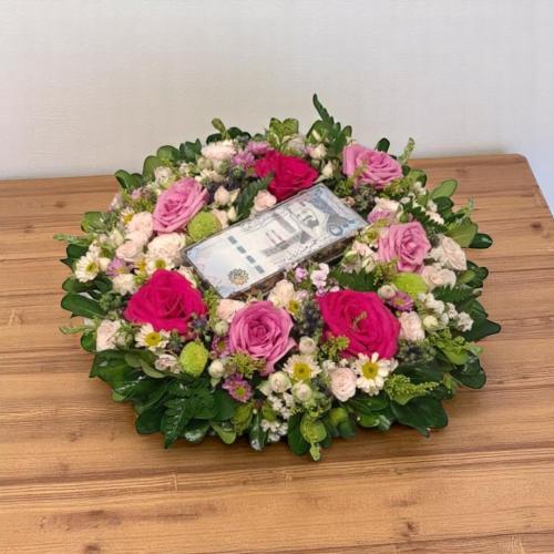 تنسيقة مبلغ مالي بالورد الطبيعي