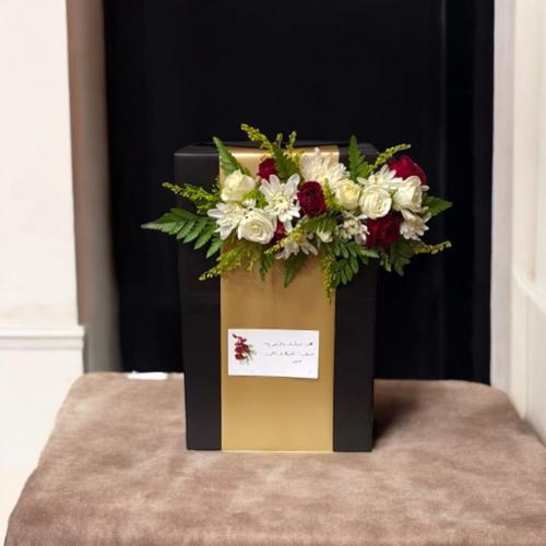 علبة مع ورود