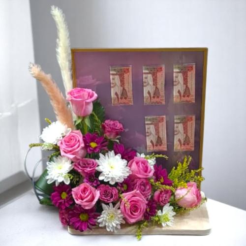 قاعدة بخلفية زجاجية بالورد الطبيعي