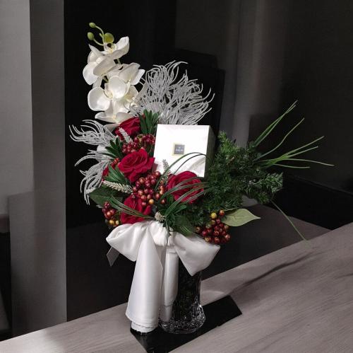 فازة ورد شبة الطبيعي مع ربع باتشي