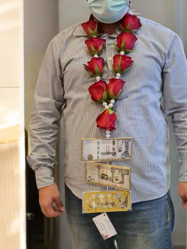 عقد زهور طبيعية مع ظرف فلوس اكريلك .