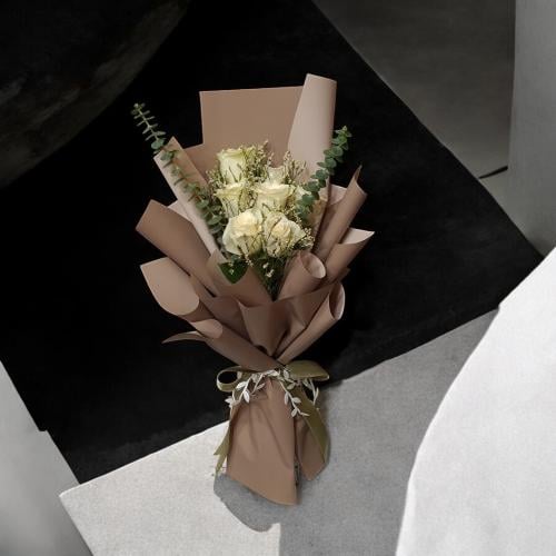 باقة ورد أبيض و كلوبتوس