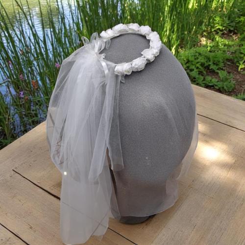 طوق وصيفات مع تل .