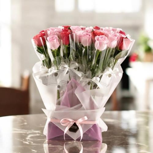 ورد مغلف بقاعدة مغلفة .